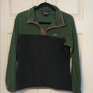 Patagonia Forest Green and Charcoal Fleece Top